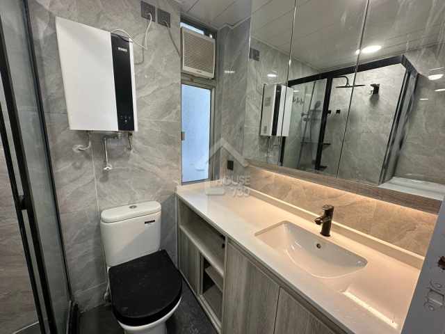 Tsuen Wan Hoi Bun RIVIERA GARDENS Middle Floor Washroom House730-6864635