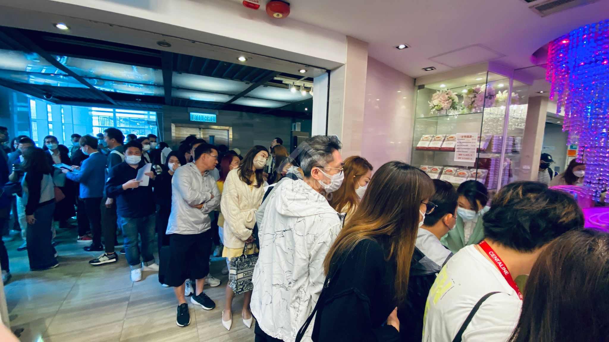 元朗雨後​的售樓處臨近酒樓已有準買家報到，等候人龍一度潮延至酒樓外，場面墟冚