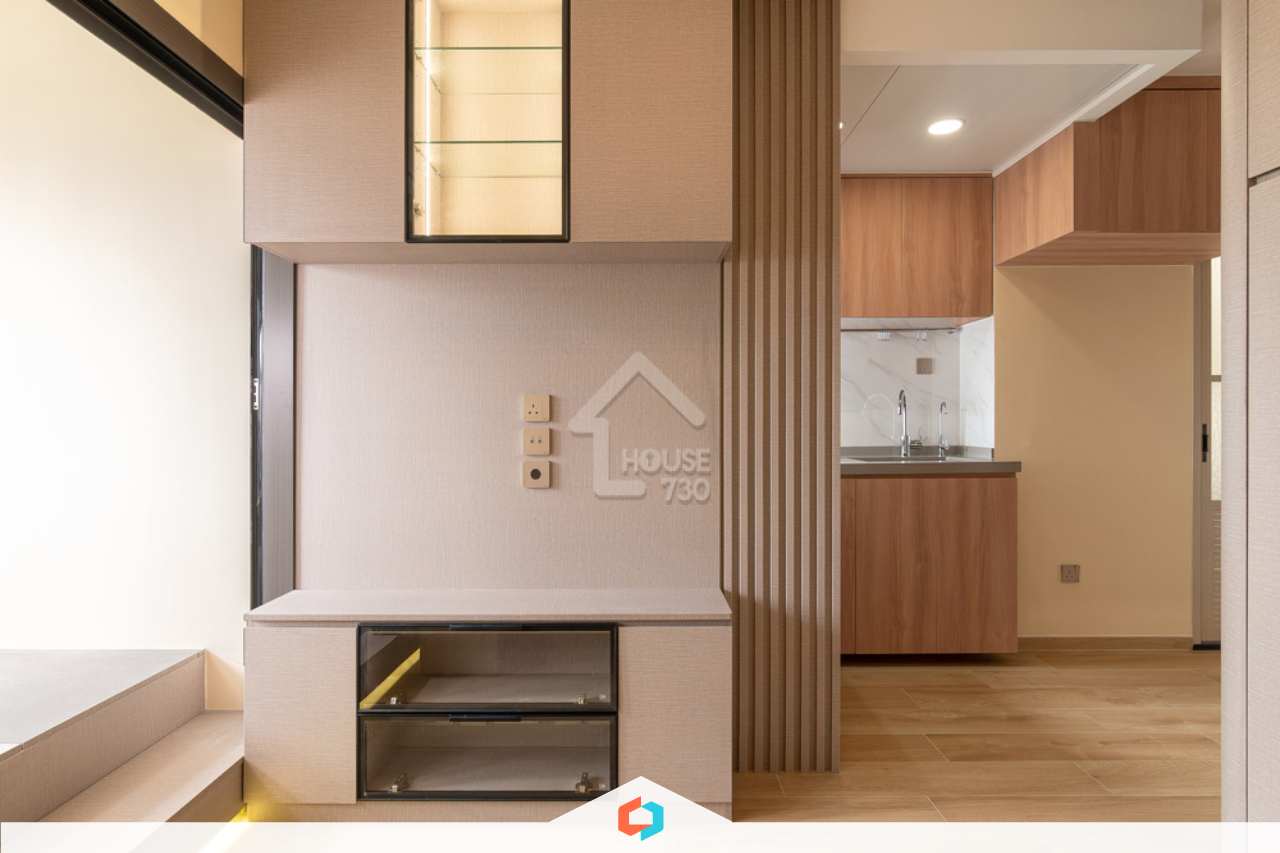 師傅將梗廚變成開放式設計，再用木條子作簡單分隔，一個小小細節便能令屋內更有空間感，又可分清不同區域的用途。