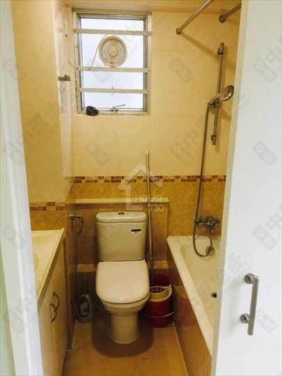 Sai Wan Ho LEI KING WAN Middle Floor Master Room’s Washroom House730-7243685
