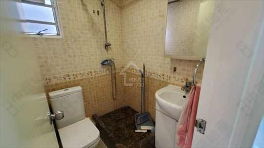 Sai Wan Ho LEI KING WAN Middle Floor Master Room’s Washroom House730-7243685