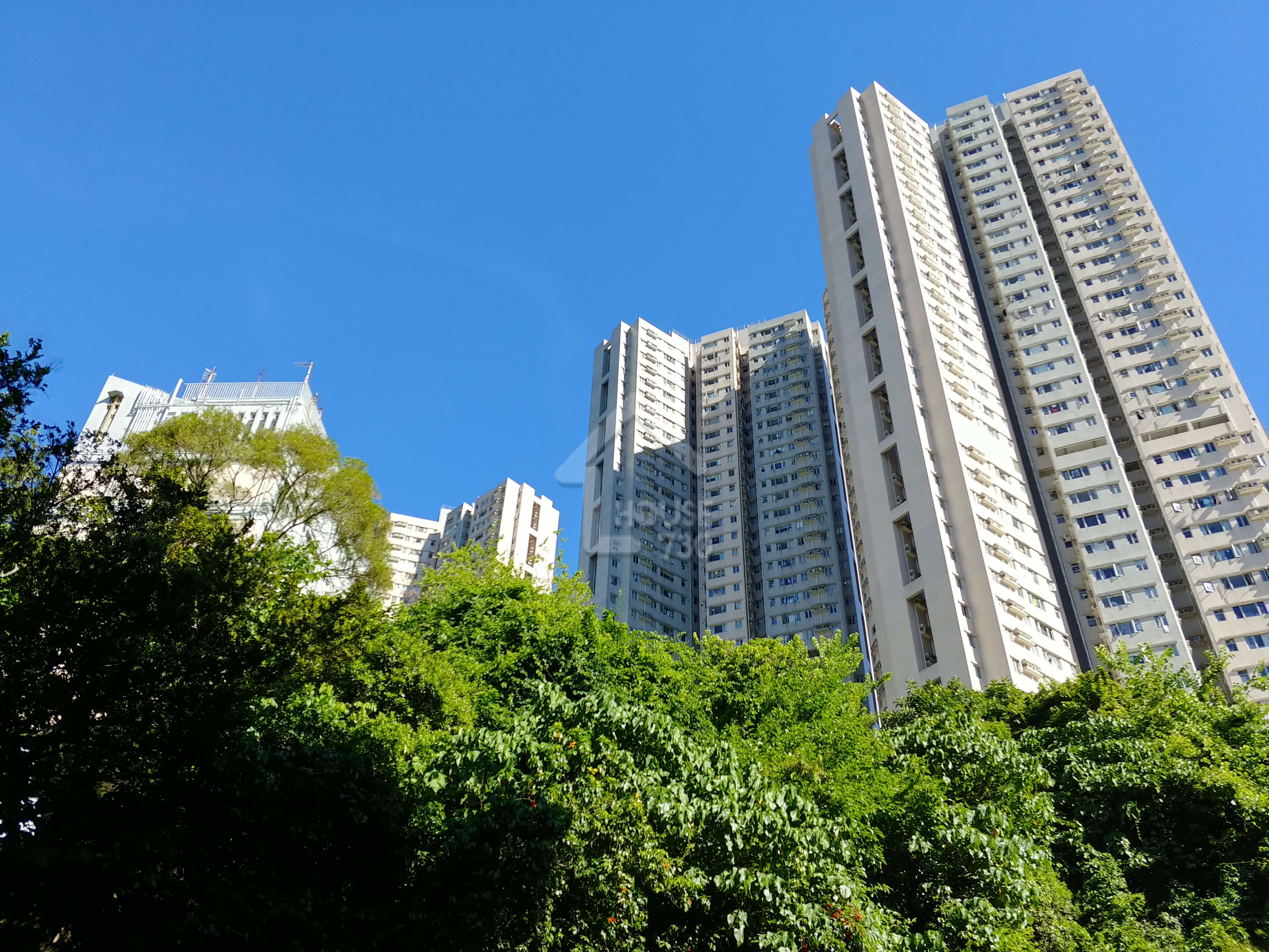 老牌居屋王香港仔雅濤閣，有133個單位以貨尾形式於2010年發售，仍可做九成及25年按揭。