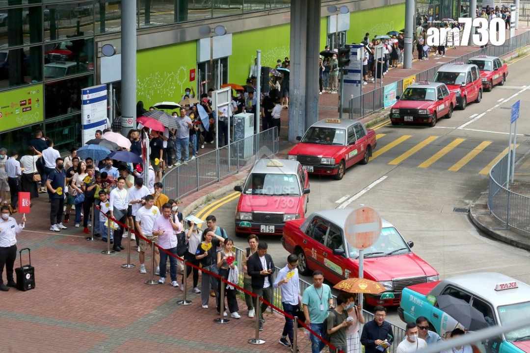 「親海駅I」首輪銷售登記人龍更一度延至港鐵紅磡站旁。(圖片來源am730)