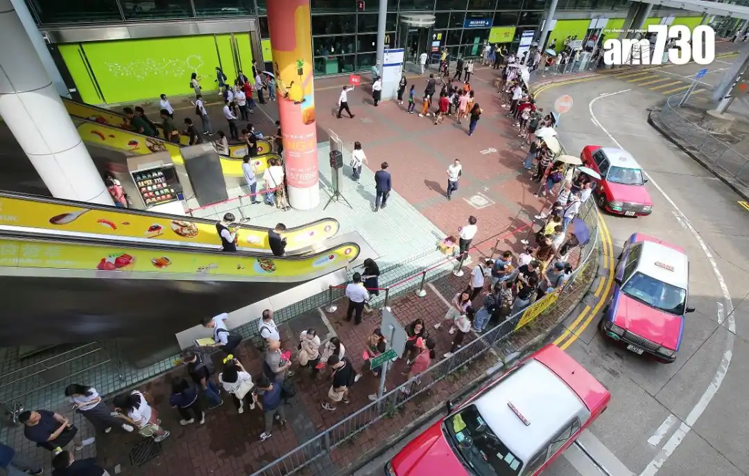 「亲海駅I」首轮销售登记人龙更一度延至港铁红磡站旁。(图片来源am730)