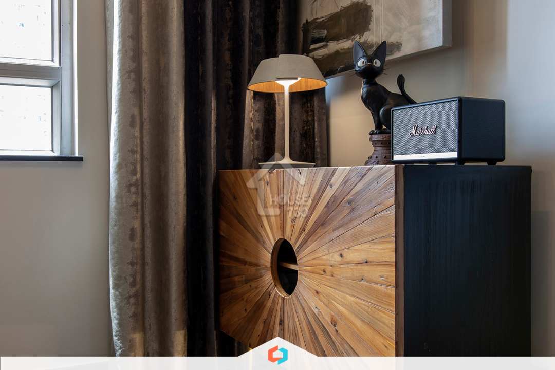 另一邊的客廳則放置一個木質矮櫃，同樣有股獨特的氣質。