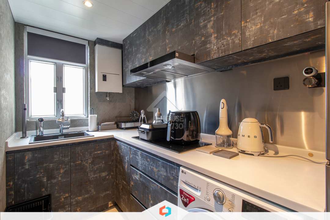 廚房做了三幅質感各異的水泥牆，延伸客廳的輕工業風格色彩。