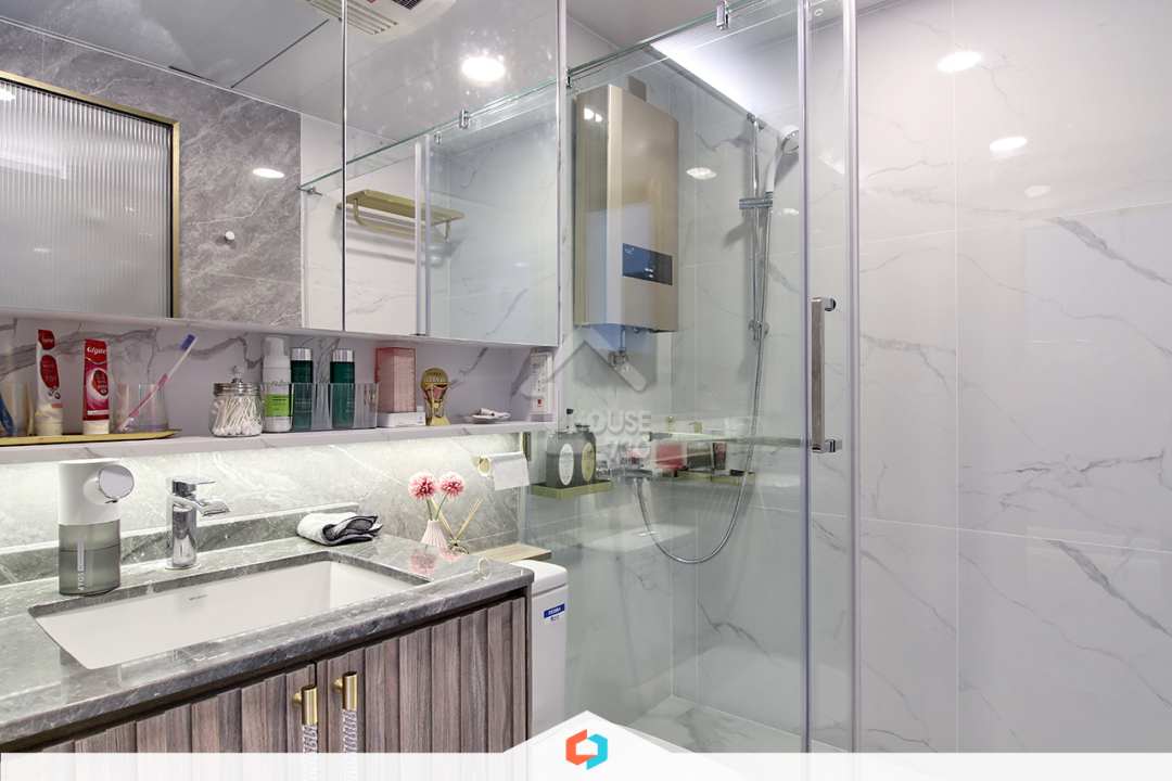 廁所的灰白牆身形成對比，而窗戶則收在吊櫃後面，令設計觀感更加統一。