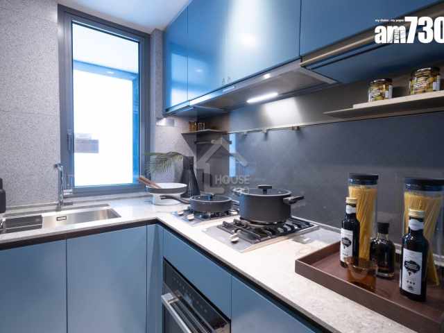 單位採獨立廚房設計，鮮明色彩配合海洋的深藍色。(資料圖片am730)