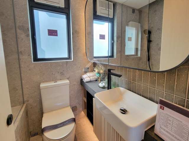 土瓜灣城軒經改動26樓A室示範單位浴室。