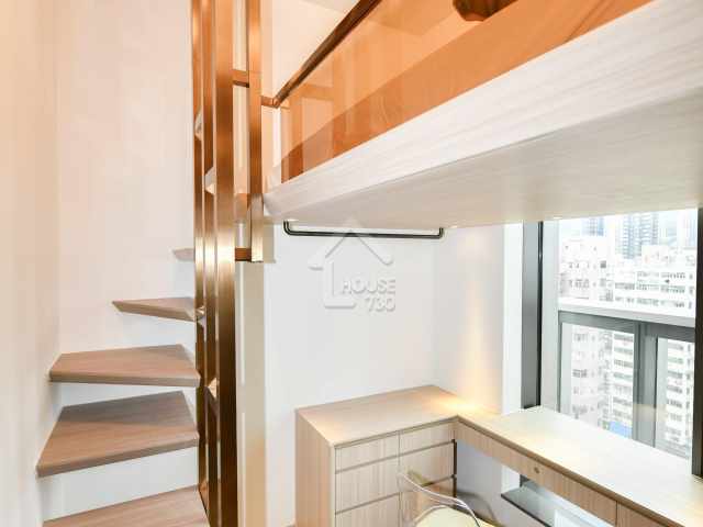 「喜．揚」15樓A室，設計師單位善用高樓底特點，打造閣樓，上層為寢區，下層為休閒活動空間。