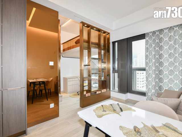 「喜．揚」15樓A室，實用面積274方呎，設計師將主人房牆身拆除改造為金屬製的屏風，提升廳區空間感。