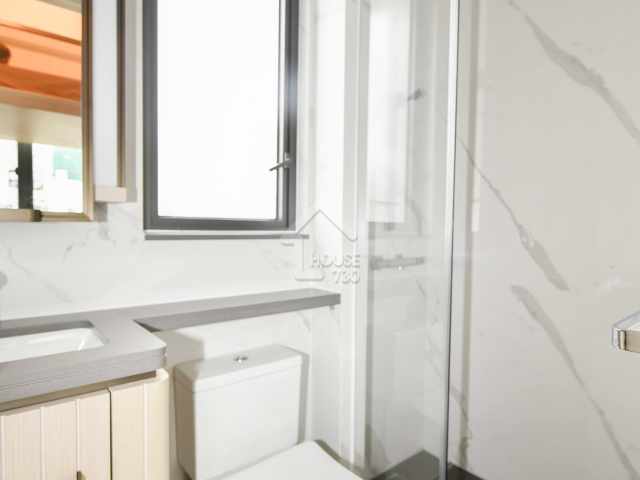 「喜．揚」15樓A室浴室設有窗戶，有助保持乾爽。