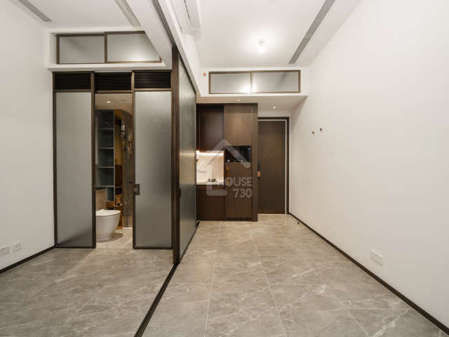 1A座23樓10室無改動示範單位，睡房用半透明花紋飾面大趟門設計，分隔客廳及房間。