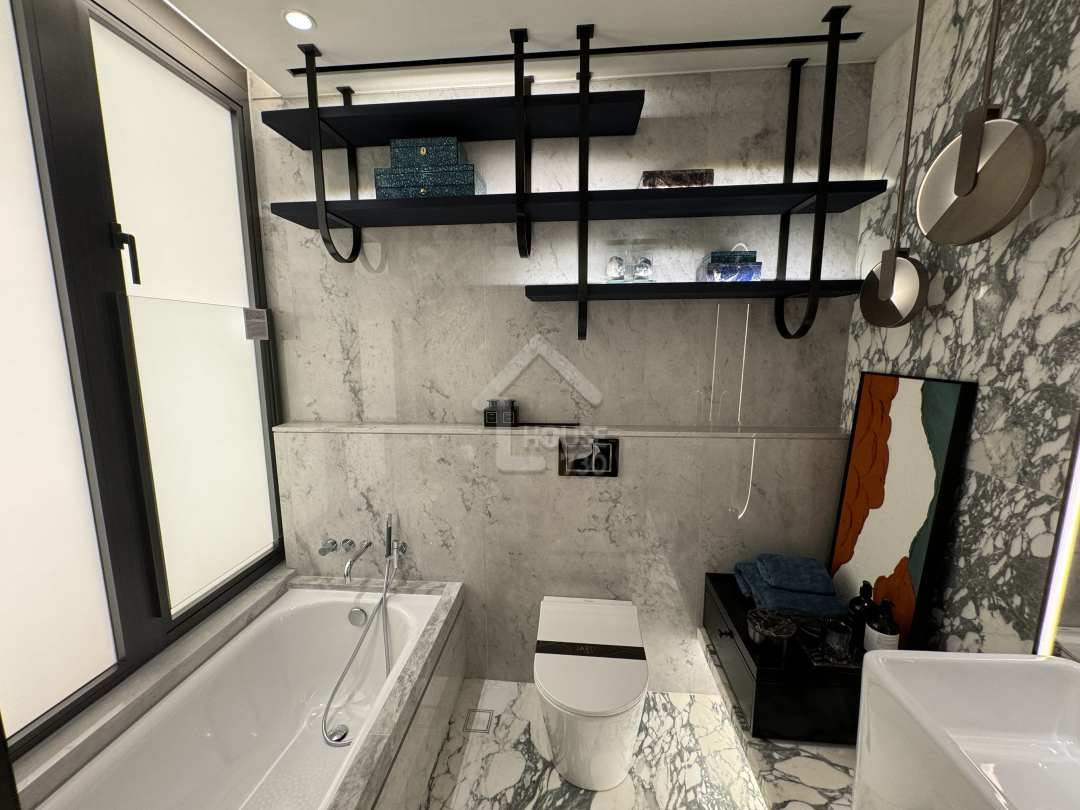 峻譽‧渣甸山2房經改動示範單位主人浴室。
