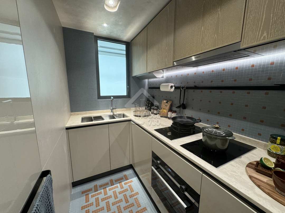廚房以玻璃趟門設計，配備長型工作檯面且家電齊備。