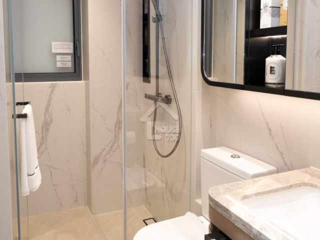 浴室則設有淋浴間，採乾濕分離設計，有窗可通風透氣。