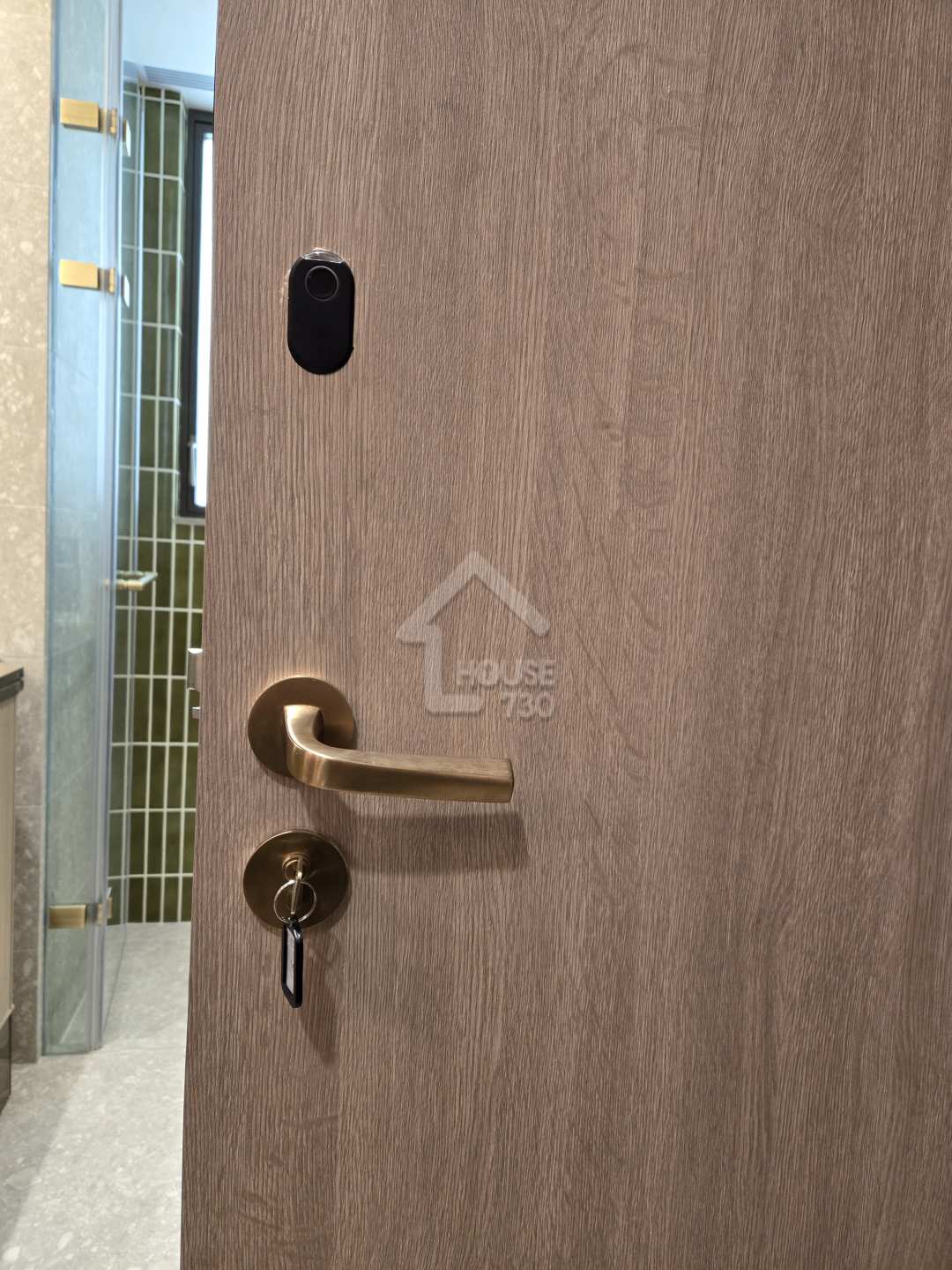 單位大門裝配了有專利的ArtisLock三合一智能門鎖，住戶可以使用指紋掃描、門匙或應用程式解鎖。