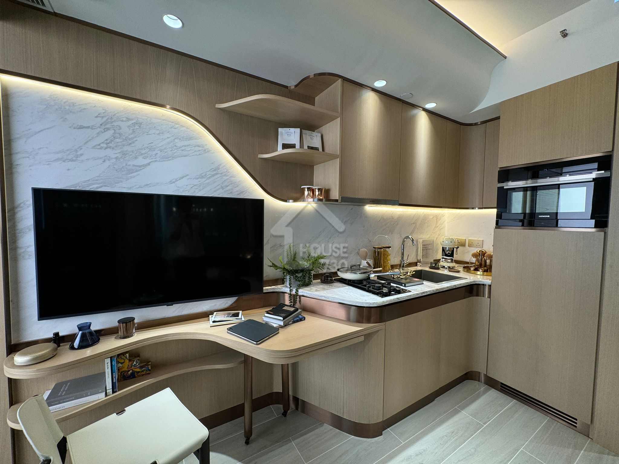 黃金海灣·意嵐經改動示範單位為第 5 座(5B)18 樓 N 單位開放式廚房。
