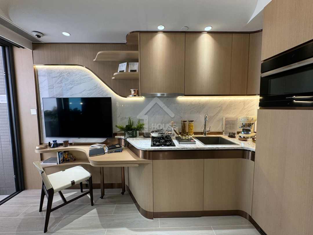 黃金海灣·意嵐經改動示範單位為第 5 座(5B)18 樓 N 單位開放式廚房。