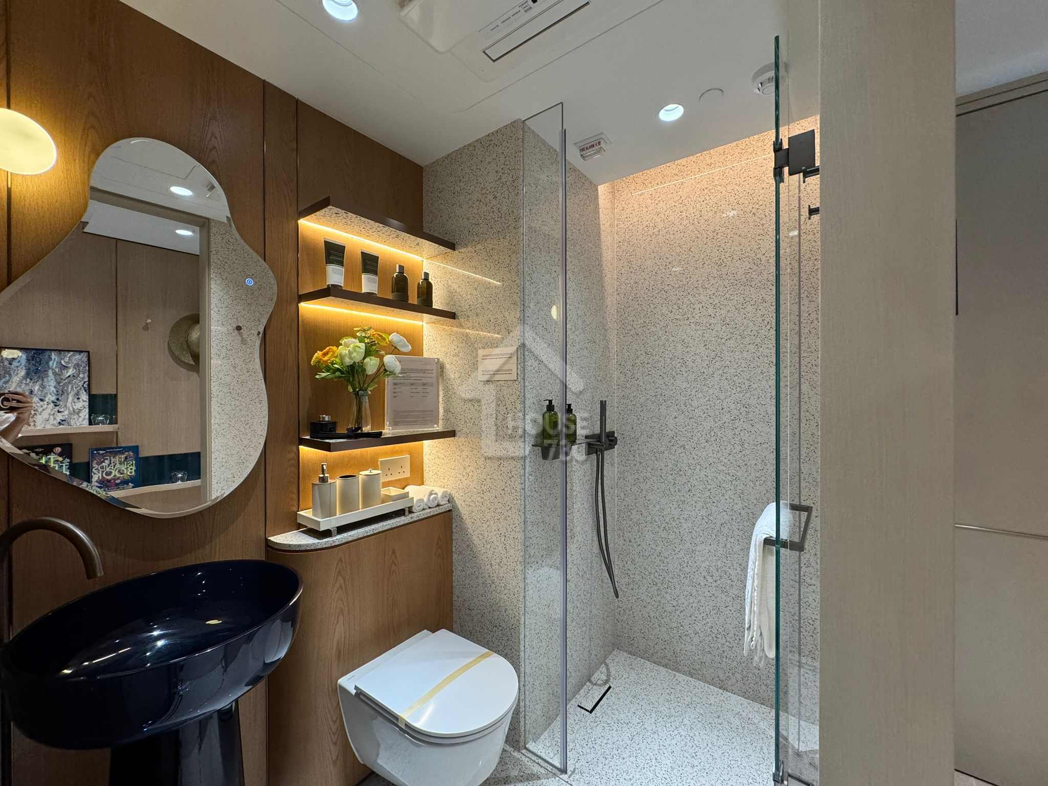 黃金海灣·意嵐經改動示範單位為第 5 座(5B)18 樓 N 單位浴室。