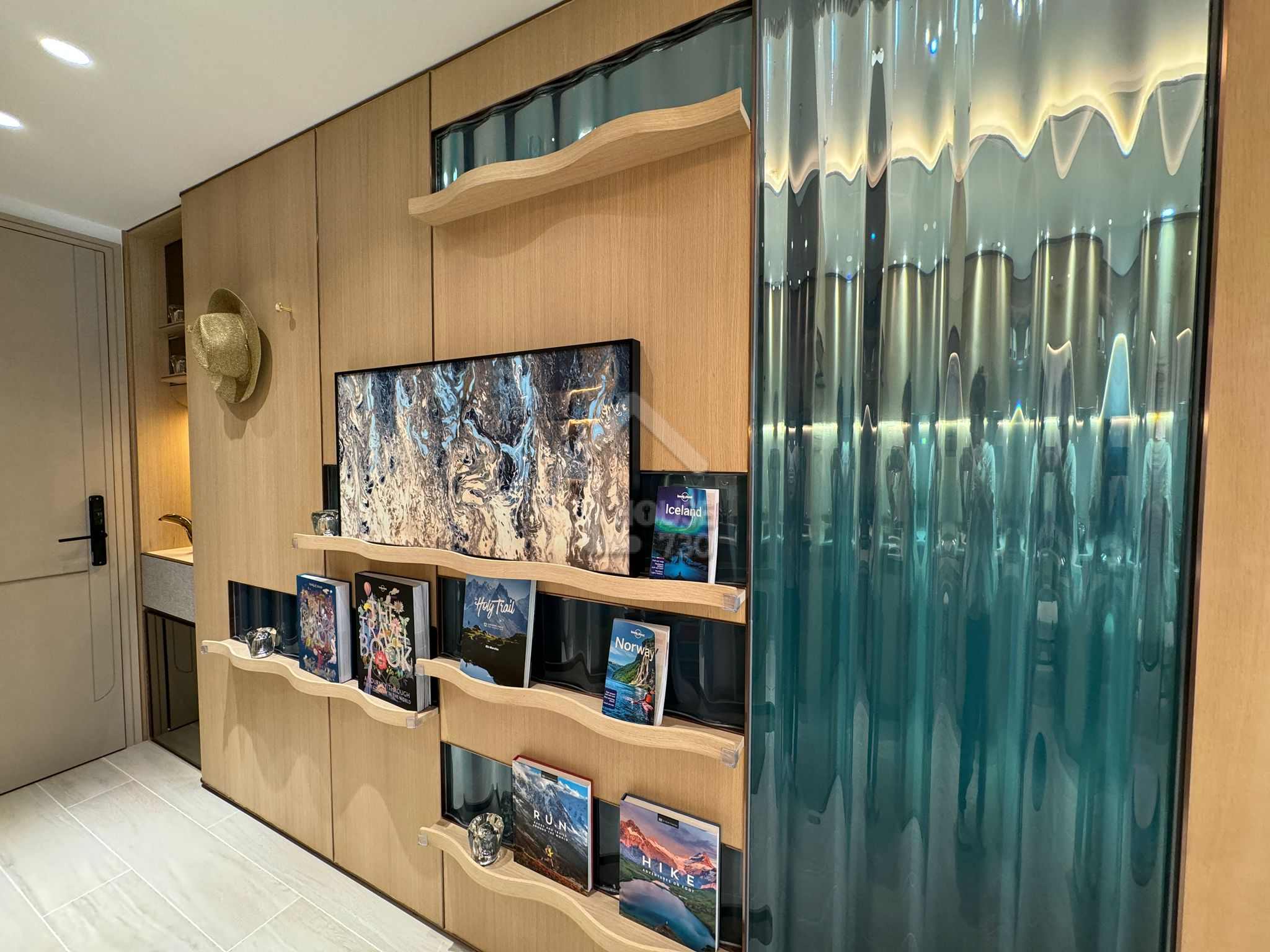 黃金海灣·意嵐經改動示範單位為第 5 座(5B)18 樓 N 單位，波浪型層板及藍色波浪流線型玻璃間隔牆，可作特色牆。