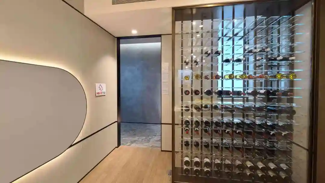 連裝修示範單位把儲物室牆身改造為酒櫃