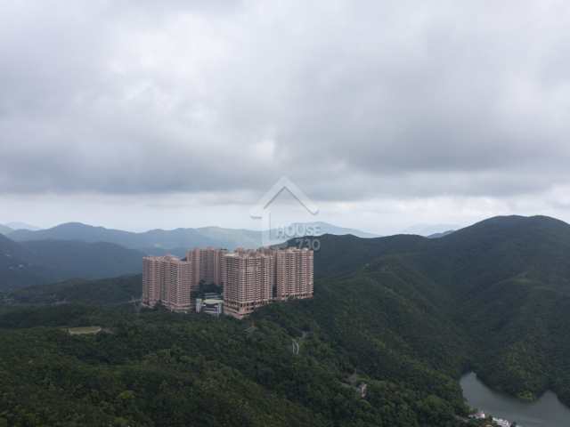 陽明山莊 物業外貌 香港陽明山莊（Hong Kong Parkview）住宅外觀俯瞰圖，坐落於大潭水塘道88號、包圍於郊野公園之中，環抱綠野背景 - House730