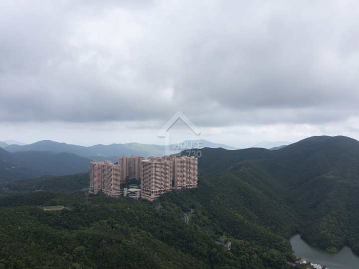 陽明山莊 物業外貌 香港陽明山莊（Hong Kong Parkview）住宅外觀俯瞰圖，坐落於大潭水塘道88號、包圍於郊野公園之中，環抱綠野背景 - House730